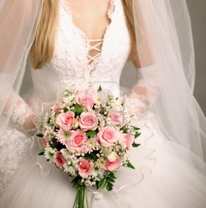 Vjenčani buket nevjeste iz ruža za vjenčanje u zimi