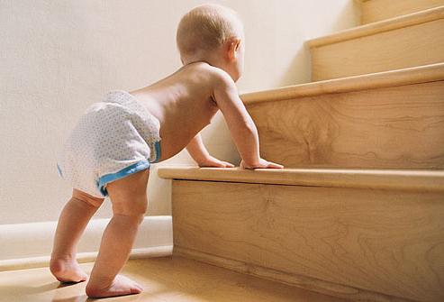 Koliko mjeseci djeca počinju ići i kako pomoći svom djetetu da poduzme prve korake?