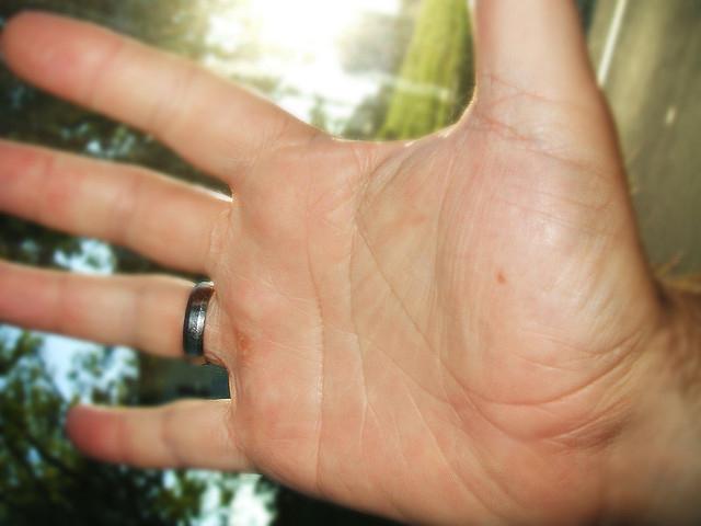 Kako rukavica tumači značenje linija na dlanu vaše ruke