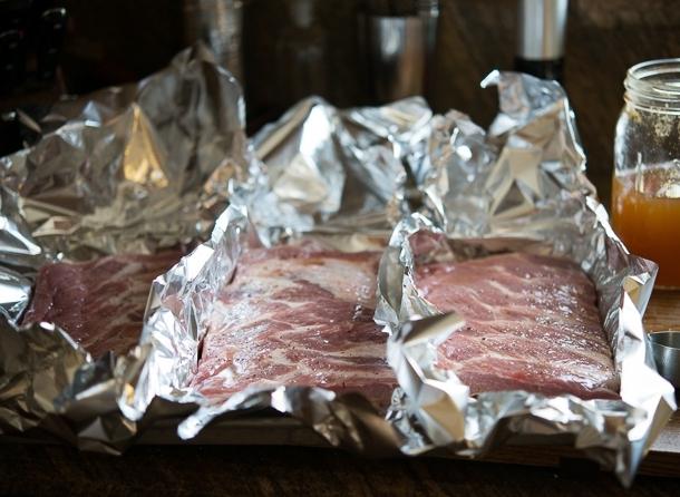 Kako je ukusno peći svinjetina u foliji u pećnici: korak po korak recept