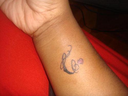 Što može značiti tetovažu s slovom "C"